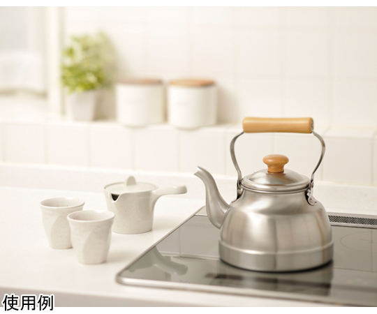 千歳 木柄クラシカルケトル 2.7L 商品が上から見下ろされている角度で、その木柄の取っ手が際立つ状態