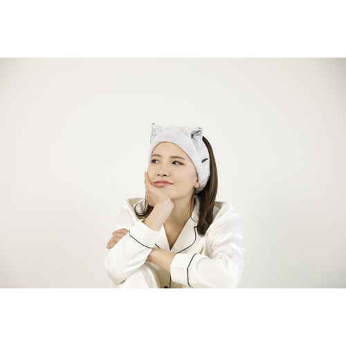 吸水アニマルヘアバンド　サテンネコ 柔らかな質感のサテン素材で、猫耳のデザインがかわいらしいヘアバンドの正面。