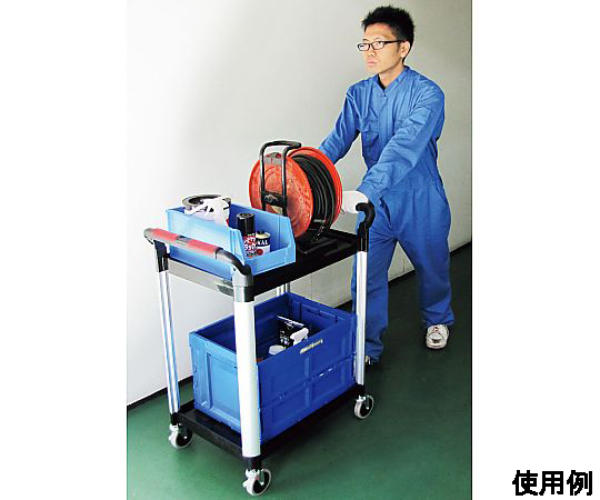 750x460x925mm ツールワゴン(樹脂製) 樹脂製のツールワゴンが正面から撮影され、各段に収納されている工具や備品が見える状態。