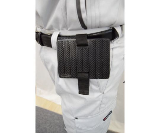 ダンボール運搬補助パッド　DANーGrip　94X124mm　黒 黒い運搬補助パッドが並べられた上面の様子