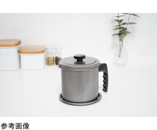 エブリックオイルポット 1.3L受皿付 精巧なデザインのオイルポットが受皿と共に立てられた様子