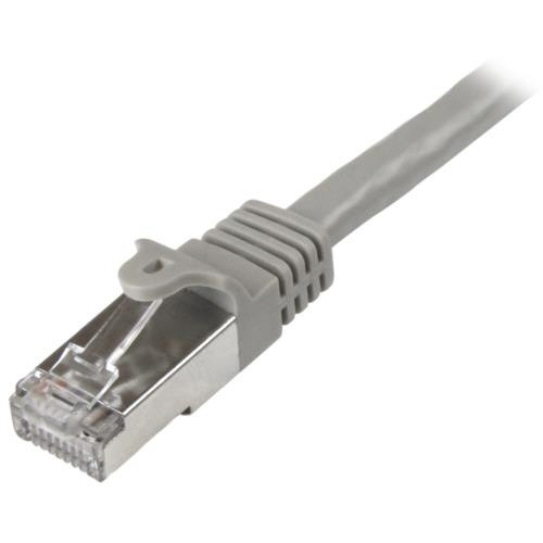 カテゴリ6　LANケーブル　S/FTP　ツメ折れ防止RJ45コネクタ　5m　グレー　1本 コネクタ部分がクローズアップされた、端子が露出している状態