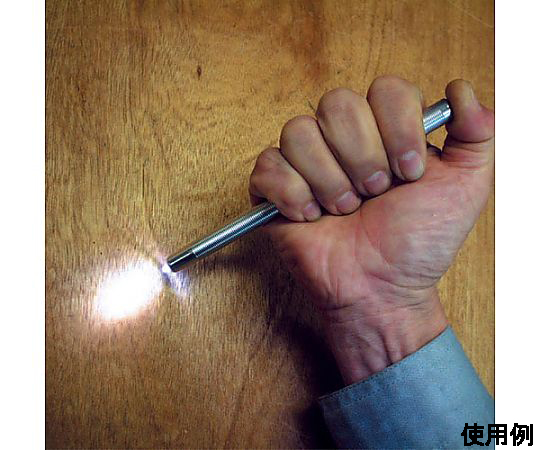 [AAAAx3本] フラッシュライト/LED(シルバー) 銀色のフラッシュライトが3本、横に並べられている状態