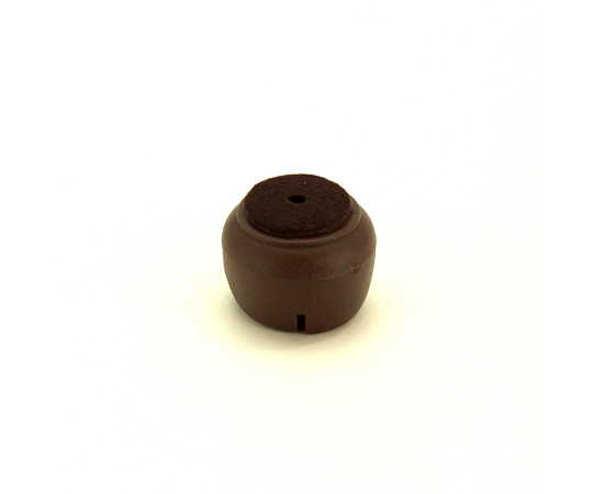 ワイドフェルトキャップ　角脚用　16-24mm　濃茶　4個入 製品が並べられた濃茶のキャップ、表面の質感が際立つさまざまな角度からの視認性
