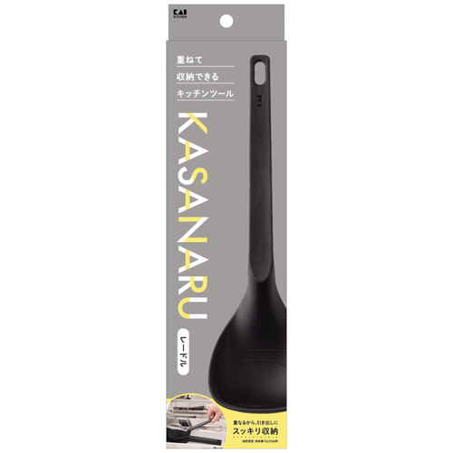 お玉　kasanaru　レードル 持ち手が付いたシンプルな黒色のスプーン型器具が上向きに配置されている様子