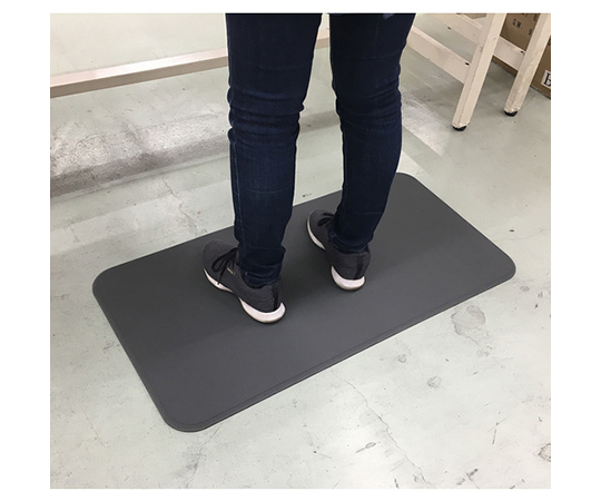 足腰マットラウンドコーナータイプ450x500 グレー ラウンドコーナーで、優しいグレーのマットが床に敷かれた様子
