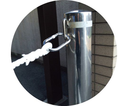 カラビナ付きポリエステルロープ 3つ打タイプ 白 12mm×20m 白いポリエステルロープとカラビナが一緒に並べられた状態