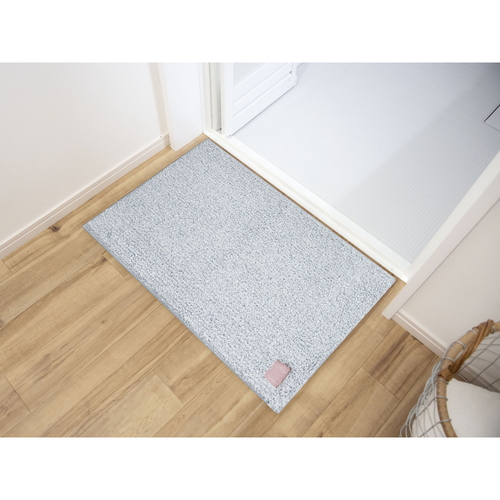 ひとひらバスマット50X75cm　雫/ブルー　雫 やわらかな雫模様が施されたブルーカラーのバスマットがクローズアップされた状態
