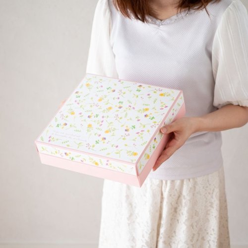 ギフト箱 ナチュラルフラワーギフトBOX-L(10枚) ヘッズ パッケージの上部に広がるナチュラルな花柄デザインが目を引く状態