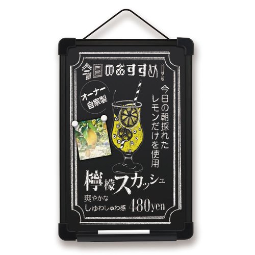 ブラックボード プラ枠ブラックボード M BB038 アスカ 角度を変えて表示された黒いフレームのボード、平らな面に設置されている様子。