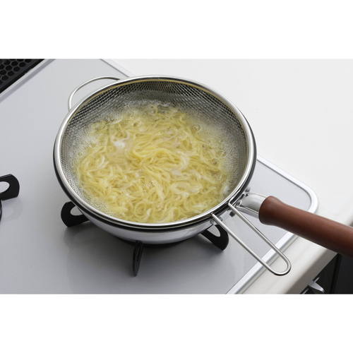 ザル　深型　20cm　ゆであげに便利でごザル　日本製 ゆでた食材が入った状態での深型ザルの上面