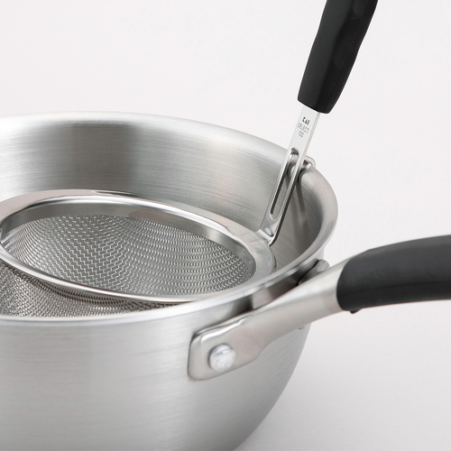 みそこし　SELECT100　シリコンヘラ付き 上から撮影されたシリコンヘラ付きの器具、透明の網目状の底部が見える状態