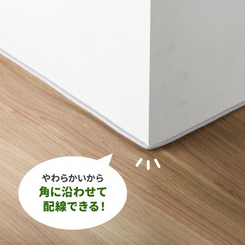 カテゴリ7　LANケーブル(スリム・やわらか・ツメ折れ防止コネクタ)　ホワイト　0.5m　1本 ホワイトのケーブルがコネクタ部分を前面にして水平に配置されている様子