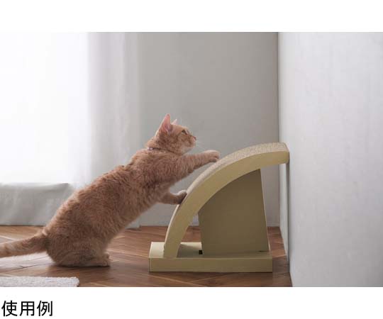 猫の爪とぎ アーチタイプ ナチュラル 斜めから見たアーチ型の爪とぎ、柔らかな布で覆われた表面が目を引く状態