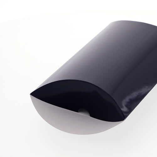 ピローギフトBOX（紫紺・135×200×高50mm） 斜め上から見た紫紺色の枕型の紙箱が1点、閉じた状態で白い背景に置かれている様子