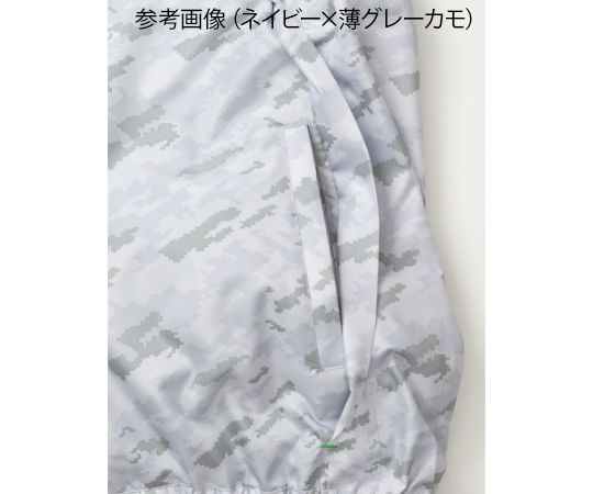 ポリエステル製カジュアル空調ベストウェアのみネイビー×ネイビーカモLL カモフラージュ柄が施されたネイビーのベストが斜めから見える状態