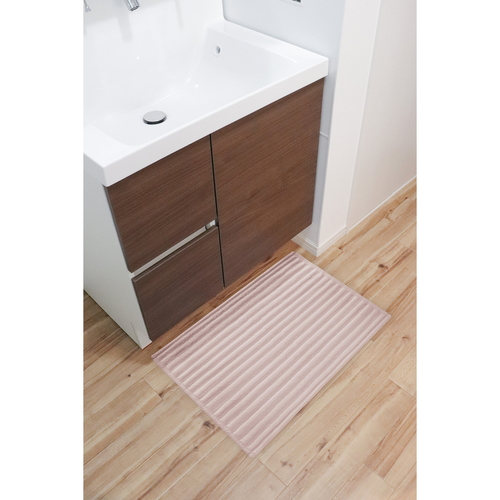いっぺん使てみてバスマット　50×75cm　シェルピンク 柔らかな質感のあるバスマットの手前部分が見える状態