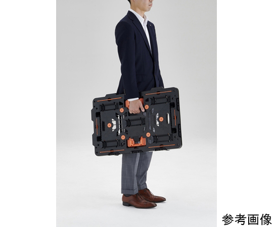 連結式樹脂製平台車 ビートル 700X450 自在3輪 正面視点での輪が3つある樹脂製平台車の全体像、荷台部分が明るい色合いで広い作りになっている。