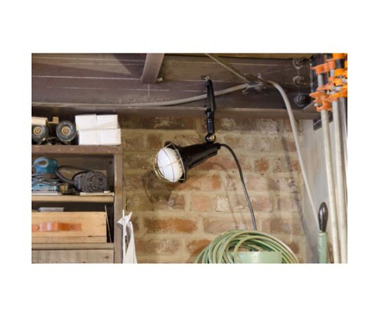 LED投光器　20W　5m 光と影のコントラストが際立つ設置された投光器の全景