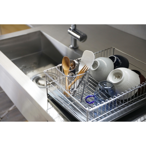 水切りカゴ　そのまましまえる　水切りバスケット　Sサイズ 水が切れた状態で、調理器具や食器を整然と置いた様子