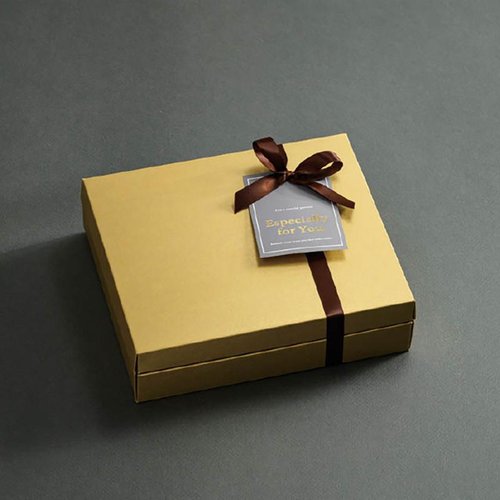 ギフト箱 MTG-GSS 無地メタリックゴールドギフトBOX-SS(10枚) ヘッズ 光沢のある無地のメタリックゴールドのギフト箱が横向きに配置されている状態