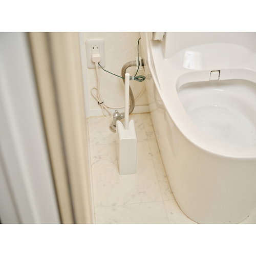 トイレブラシ　トイレバスボンくん奥まで洗いやすいクリーナーケース付き 持ち手付きでスタンドに収まったクリーナーの状態