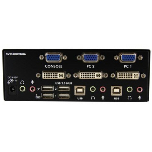 2ポートDVI　VGAデュアルモニタKVMスイッチ　ブラック　1台 角度を変えて撮影されたデュアルモニタ接続用スイッチ、周囲にケーブルが配置されている様子。