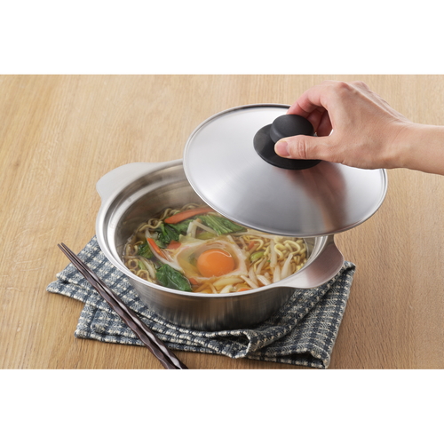 鍋蓋　どんぶり鍋&ラーメン鍋用兼用蓋 透明な蓋がしっかりと鍋にフィットしている様子