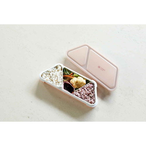 弁当箱　薄型弁当箱　抗菌フードマン　おにぎり　グレー グレーの平らなケースが横向きにひとつ置かれ、蓋がしっかり閉じられた状態