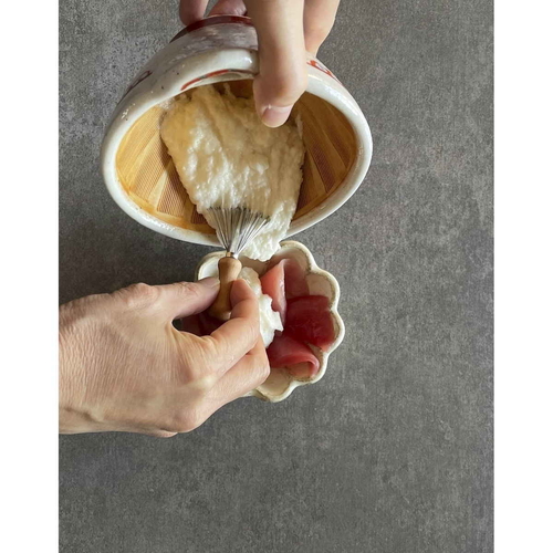 薬味用ハケ　キッチン用ミニくまで薬味トリーナーmini 上部が広がった形状の細いブレードと持ち手が付いたシンプルなデザイン
