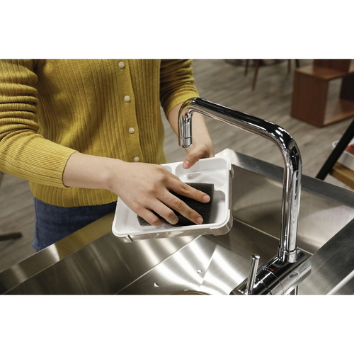 お弁当箱　600ml　薄型弁当箱　抗菌　フードマン　グレーベージュ グレーベージュの薄型弁当箱が側面を向いて置かれ、抗菌機能のマークが確認できる状態