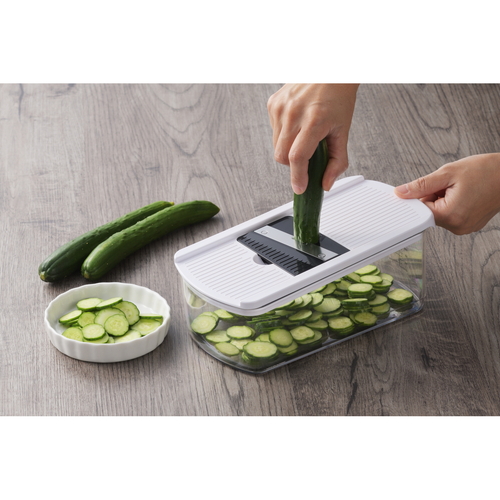 野菜調理器　8点セット　みじん切り　スライサー　細切り　安全ホルダー付き 商品の全体がわかるように配置されたカラフルな調理器具セット