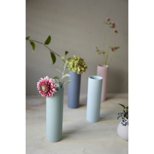 花瓶　AYA　フラワーベース　ロング　S　陶器　ピーコックグリーン 陶器製の花瓶が上から見下ろされた状態で、鮮やかなピーコックグリーンの表面が光を反射している様子。