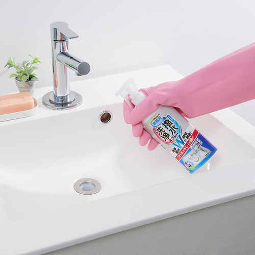 マルチクリーナー　洗浄と撥水コートスプレー パッケージが斜めから撮影されており、スプレーボトルの噴射口が見える状態