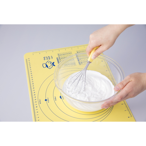 プラスチックボウル　19cm　　000DL7205 艶やかな外側を持つ深い青色のボウルが正面を向いている様子