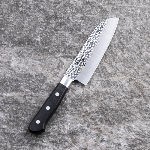 小三徳包丁　関孫六　いまよう　小三徳145mm　000AB5457 刃が光を反射し、穏やかな木製のハンドルとともに並んでいる様子