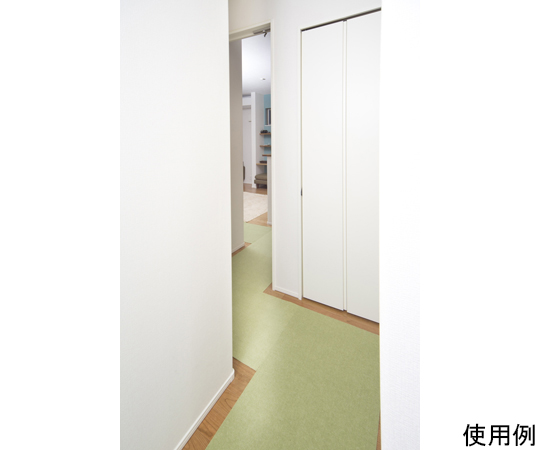 おくだけ吸着ロングマット　60×200cm　グリーン 緑色のロングマットが床に広がり、吸着部分が見える状態