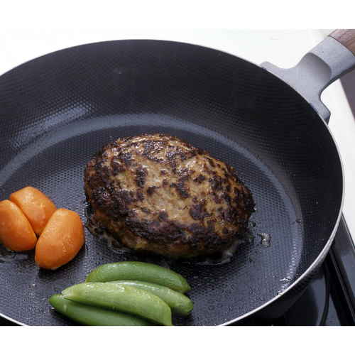 フライパン 両面エンボス加工 鉄製フライパン 26cm IH対応 表面にエンボス加工が施された、工具付きの鉄製調理器具が横向きに配置されている様子