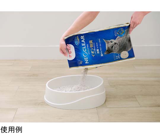 ネオクリア猫砂5L 透明な袋に入った細かい粒状の猫砂が見える状態