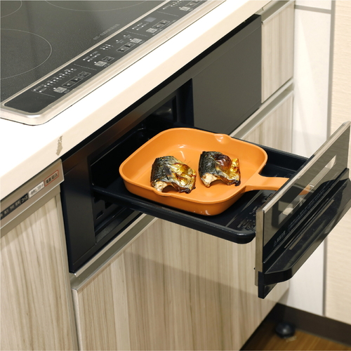 グリルプレート　角型　18×18cm　IH対応　copan　食洗機対応　テラコッタ グリルプレートがテーブルに置かれ、温かみのあるテラコッタ色が際立っている様子