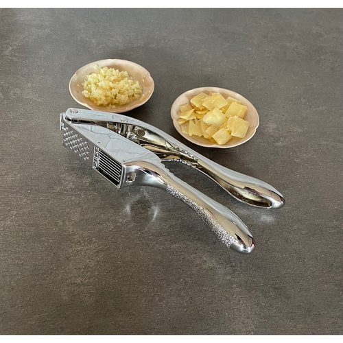 ニンニク生姜プレス&スライサー　Felio　ニンニク生姜プレススライサー 商品の側面が鮮明に見える、シャイニーな金属製のグリップとグレーのプラスチック部分が特徴的なデザイン。