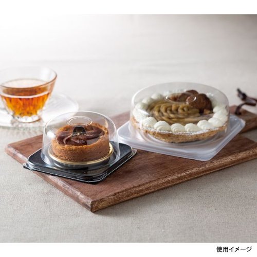 ケーキ容器 エスコン 130B スミ 黒色のケーキ容器が並べられた状態で、一部は蓋が閉じた様子。