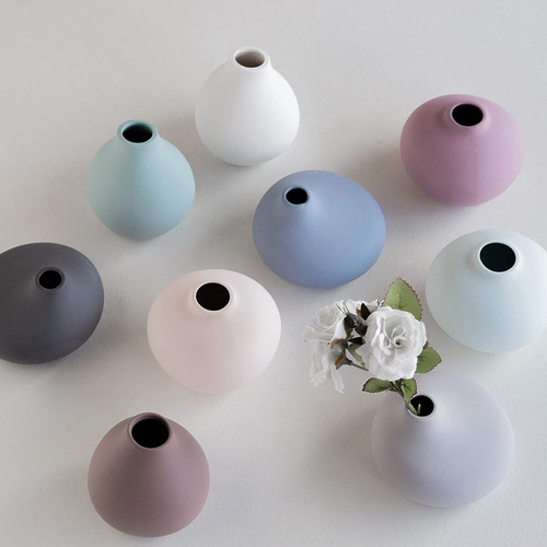 花瓶　AYA　フラワーベース　ラウンド　PU　パープル 丸みを帯びたデザインのパープルのフラワーベースが上から見える状態