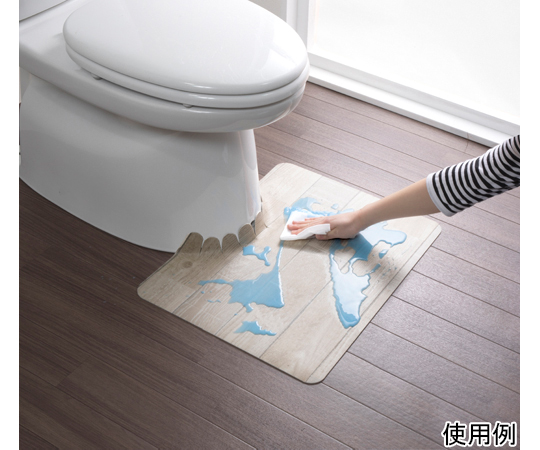 吸着拭けるフロアトイレマットウッド　ショート　ホワイト 清潔感のある白のフロアマットが敷かれたトイレの床上部の様子