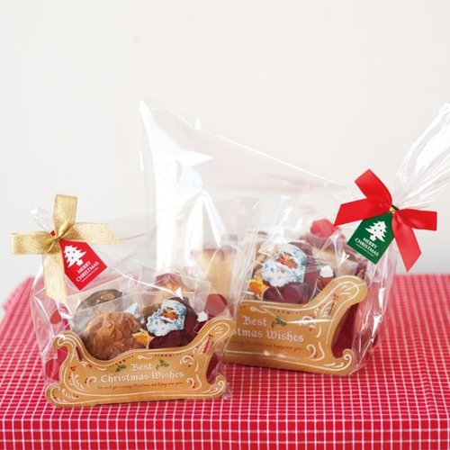 贈答箱 クリスマスアンティークサンタ ワンタッチトレイ-2(10枚) ヘッズ 華やかなクリスマスデザインの箱が一直線に並んでいる様子