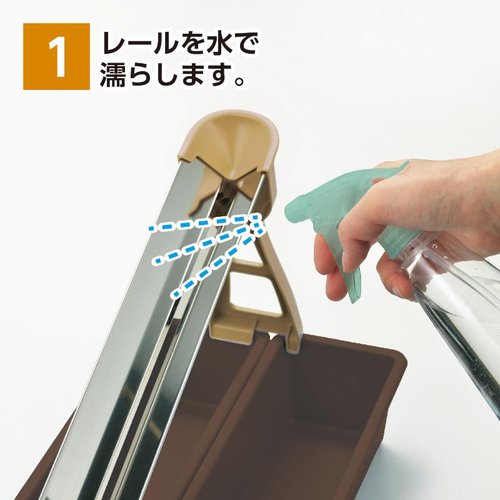 調理用品 GM-4045 エッグスライドセパレーター 透明なプラスチック製のセパレーターが、卵をスライスするために立てて置かれている様子