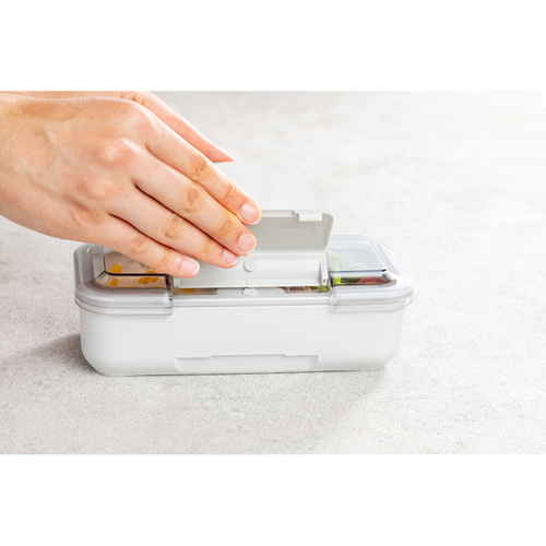 弁当箱　イージーケアランチボックススリム1段　800ml　ライトグレー ストライプ模様の軽量な弁当箱が横向きに置かれている様子