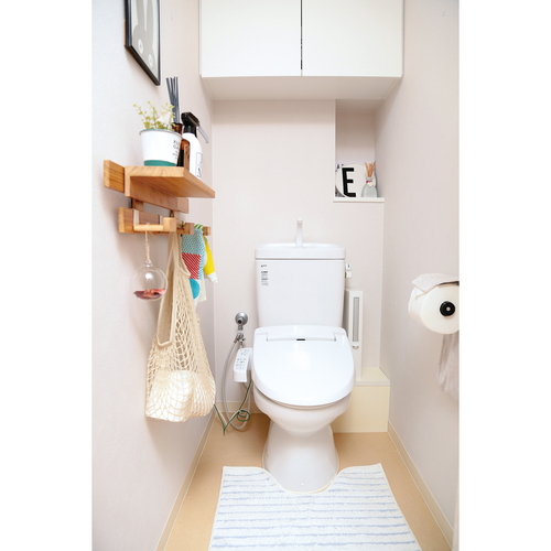 棚　35cm　すのこに掛けられる家具　オプション　パーツ　飾り棚　ナチュラル 明るい木目調の素材で仕上げられた、シンプルでスッキリとしたデザインの飾り棚が横から見える状態。
