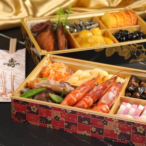 ワン折重 90×60 新紅梅 縁 [ケース販売] 鮮やかな紅梅模様が施された折重ね器の側面が正面から確認できる状態