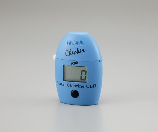 デジタル吸光光度計　Checker　HC（残留塩素（全塩素）ULR） 角度を変えて撮影されたデジタル吸光光度計、前面パネルに液晶ディスプレイと操作ボタンが配置されている様子。
